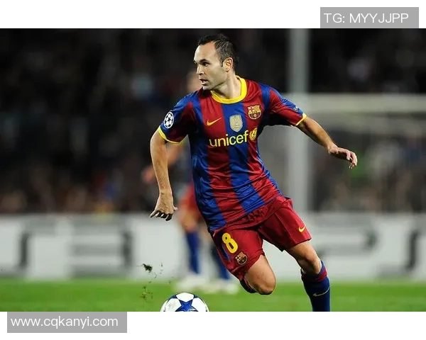 足球踢前腰的技巧与战术解析助你成为场上核心球员